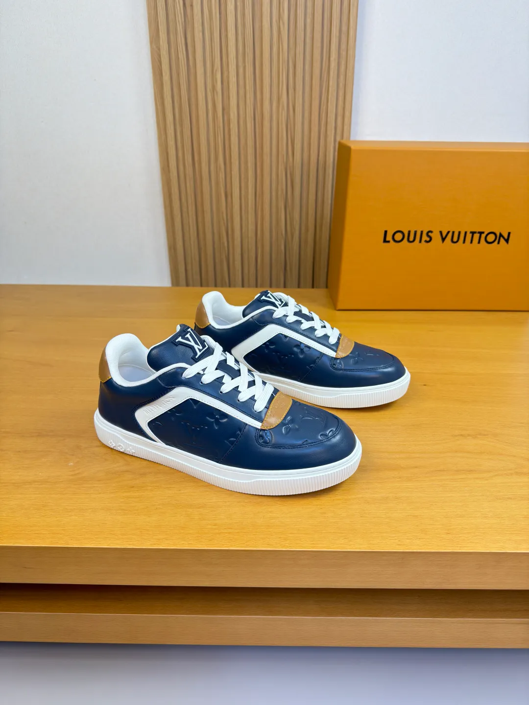 [L Home] Top P: 740💰 Size: 39-44 (customized for 38.45) 2026🆕 Lv new men's high-end original casual sports sneakers Upper: 🔝Nappa calfskin. Air-pressured brand totem, toe box, heel. Air-pressured brand logo, tongue. Sewn brand plastic module Lining: Brand canvas Outsole: Ultra-light TPR rubber; Molded outsole Super high quality control and fine workmanship.